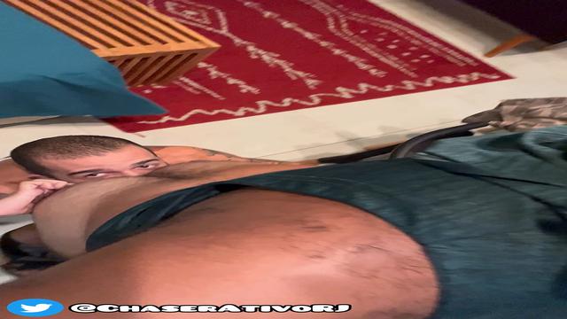 CHUPANDO CU E DANDO LEITINHO DE OLHO NA JANELA PRA N...