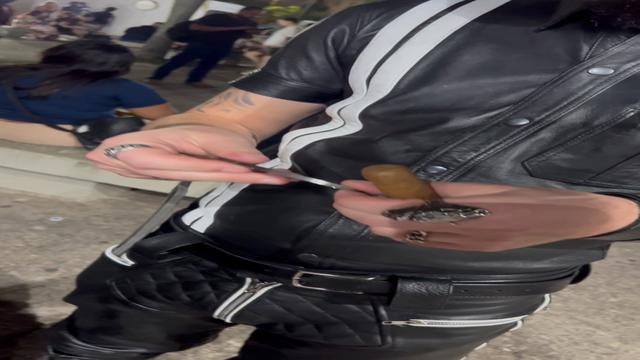 Fumando charuto na Feira da Diversidade 2025