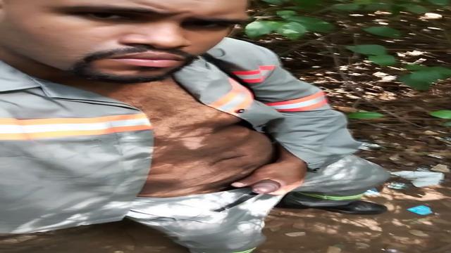 Batendo uma no mato com uniforme da firma 