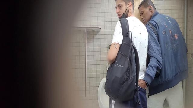 negão gostoso e pauzudo socando no viado branquinho
