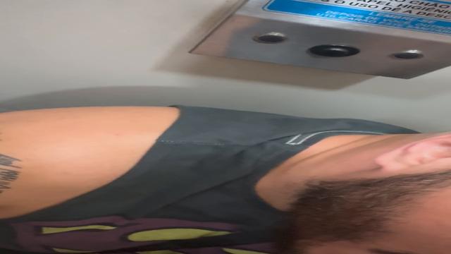 Mamei e tomei o leite do mlk  no banheiro do mercado 