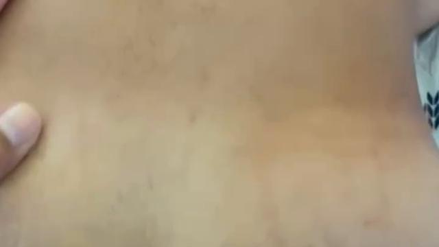 A mãe do novinho dotado saiu e ele me chamou pra pro...