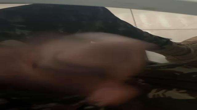 MILITAR NÃO AGUENTOU E SE ALIVIOU NA PUNHETA