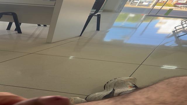 Eu tava na ótica e do nada bateu um tesão! Tirei o p...