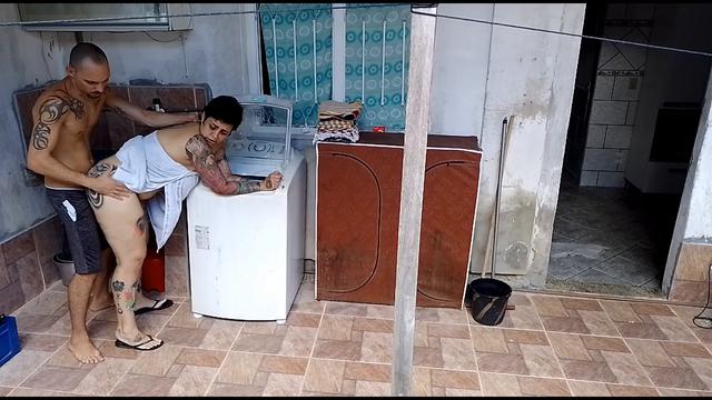 Vi minha cunhada de toalha colocando roupa na corda ...