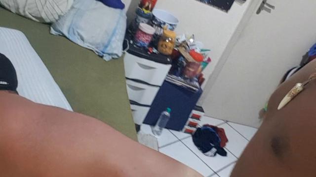 Putão obediente abrindo o rabão