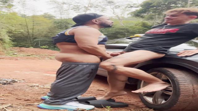 comi o passageiro numa estrada de barro