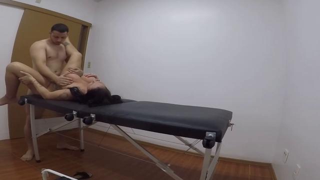 sexo na maca do massagista