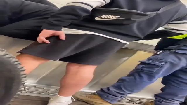 Casados pauzudos numa aventura deiciosa no banheiro ...