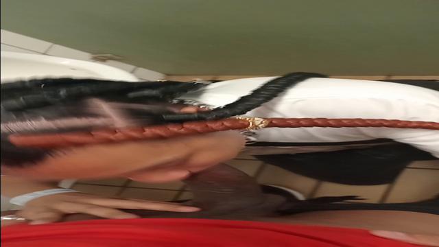 Botei a gay pra me mamar no banheiro da estação ?