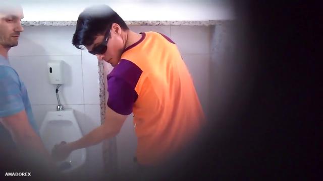 Hetero bonito de óculos não resiste e cai de boca na...