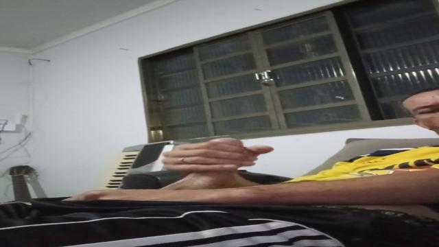 Delícia de gozada na sala com a família toda nos qua...