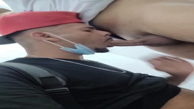 Com um puto gostoso no banheiro de deficiente 