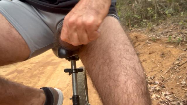 Pedalando com o pau pra fora do shorts