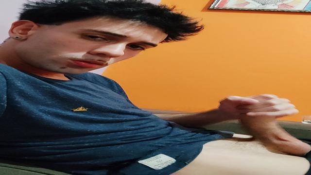 Vendo hentai e gozando na camiseta ???
