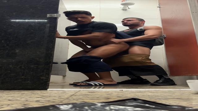 Fudendo no banheiro da rodoviária RJ