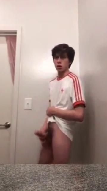 Novinho gostoso na punheta