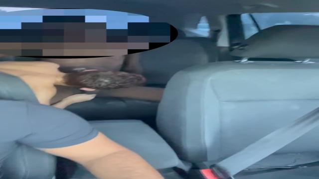 Meu amigo adora andar cmg pelado dentro do carro pra me oferecer prós caras na rua. Dessa vez ele me ofereceu pra um novinho pirocudo 