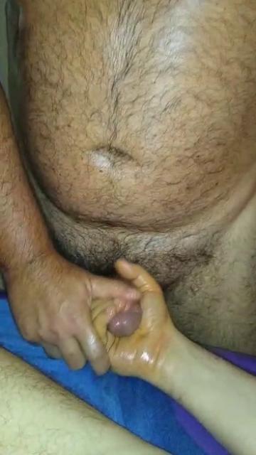 Lu suadão tem o pau massageado 