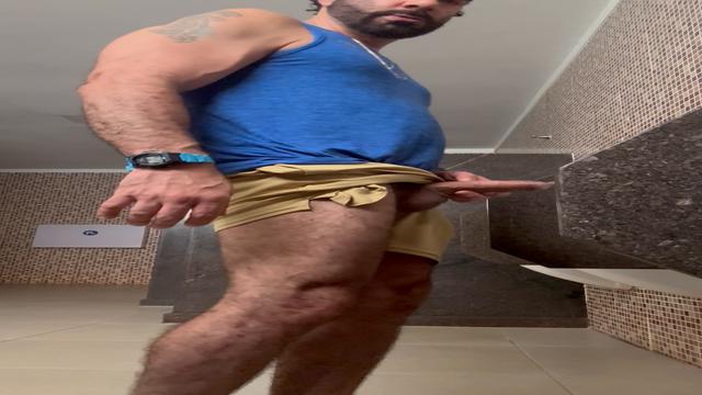 Gosta de espiar homens nos banheiros qdo tão mijando...