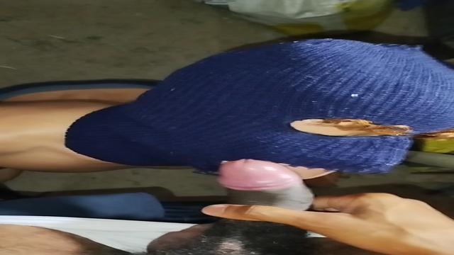 Flagrei o Filho do vizinho olhando disfarçadamente p...