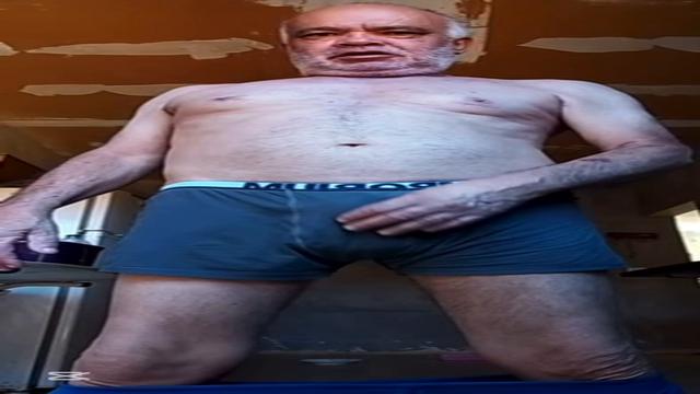 Aposentado primeira vez dele aqui batendo até gozar ...