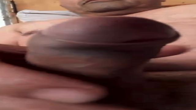 Parrudo aproveitou que a mulher saiu e mostrou a pic...