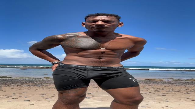  Mostrando o pauzao na praia ??