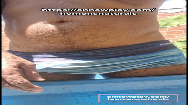 coroa macho com tesão na piscina