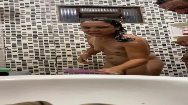 PRÉVIA: Casal exibido no banho.