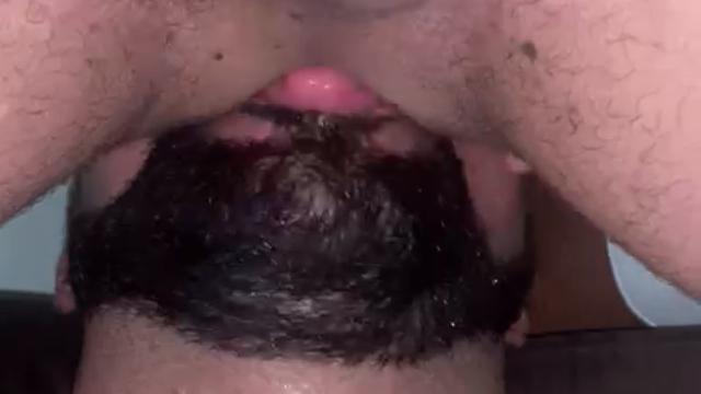 Urso linguando meu rabo