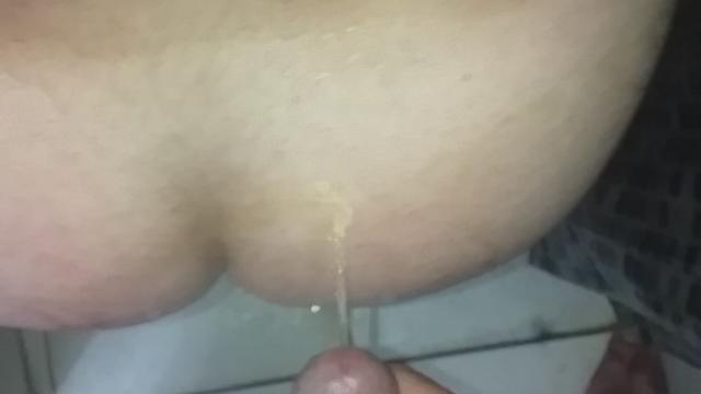 Realizando o fetiche de um seguidor a mijar na minha...