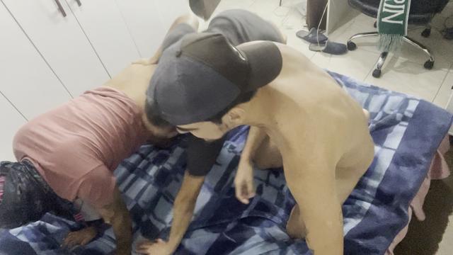 PRIMOS PEGOU O TIO DE JEITO E DEIXOU ELE  COM O CUZINHO ARROMBADO