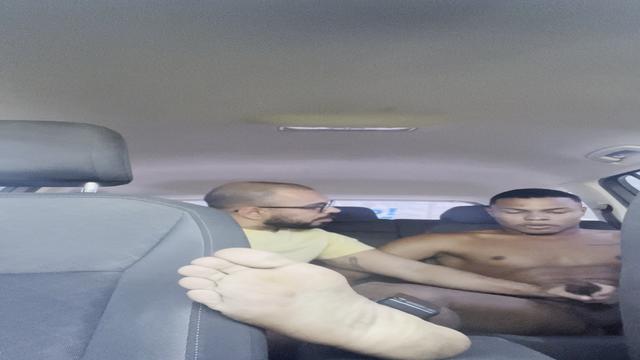 Passageiro de tornozeleira