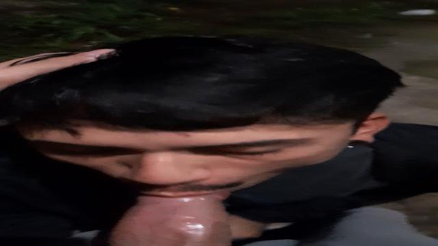 Mamando o novinho roludo atrás da casa abandonada