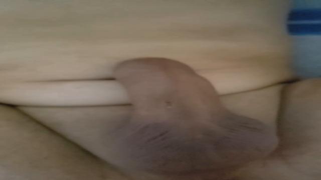 Abrindo as pernas do viadinho pra socar rola