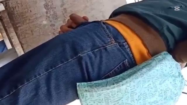 Flagras de machos Mijando em banheiro Pubiico