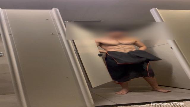 Olha esse gostoso abriu a porta e ficou se exibindo ...