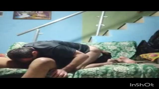 Dando para o entregador de comida.