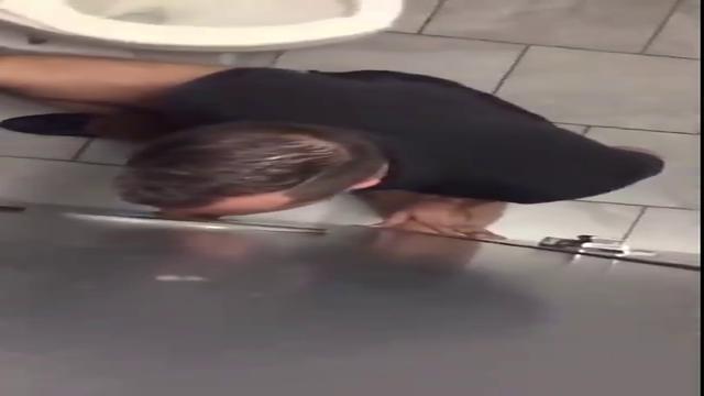 Mamando no banheiro 