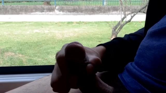 Gozando no meio do ônibus 