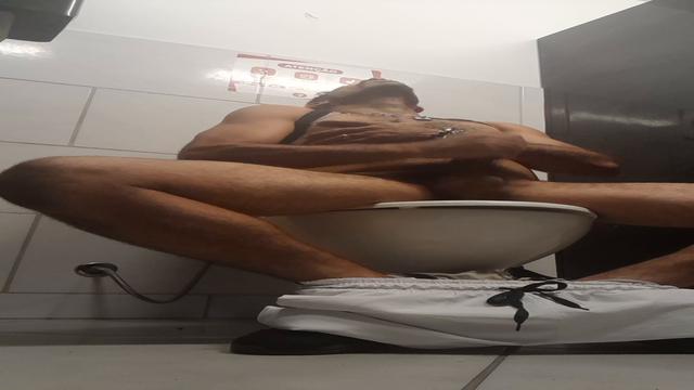 Punheta arretada no banheiro da Academia 