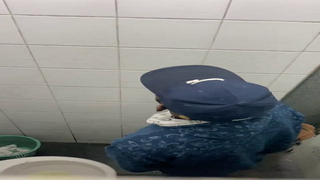 Batendo uma no banheiro 