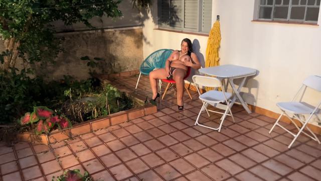 Monique prada se exibindo no quintal