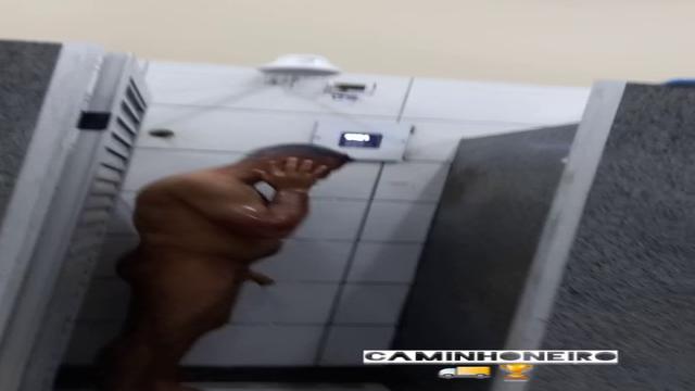 Caminhoneiro no banho de porta aberta (parte 2)