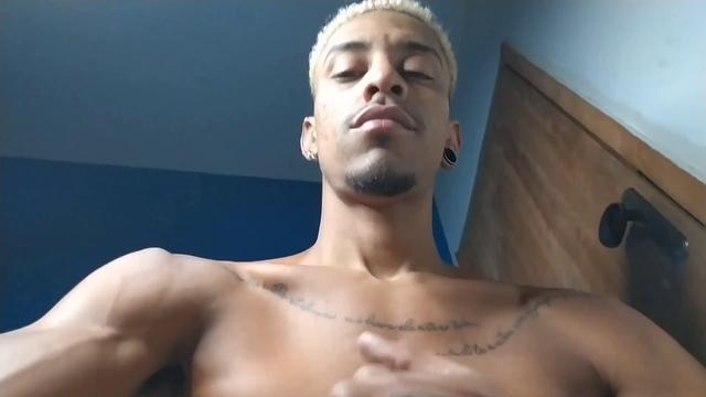 Punheta com moreno gostoso