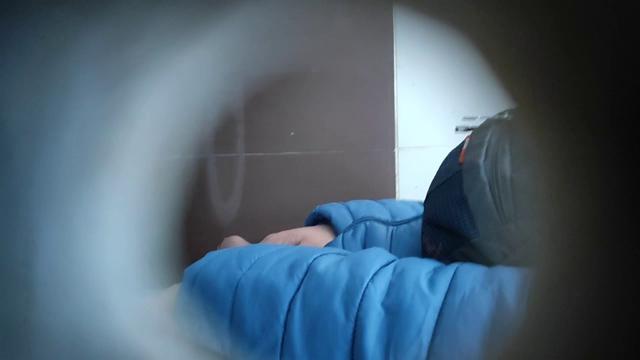 Espiando a rola do coroa