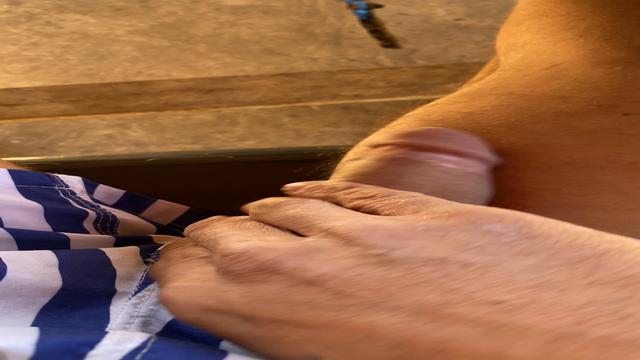 Batendo uma punheta gostosa no quintal e a família e...