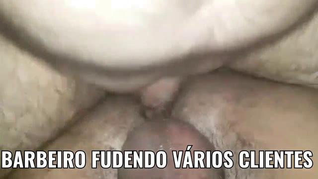 Barbeiro safado comendo vários novinhos em troca de ...