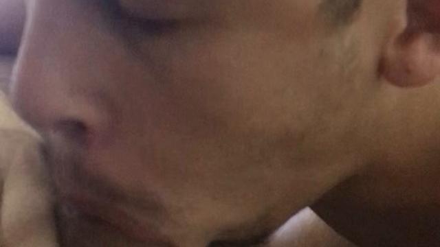 Mamando um pauzao gostoso 